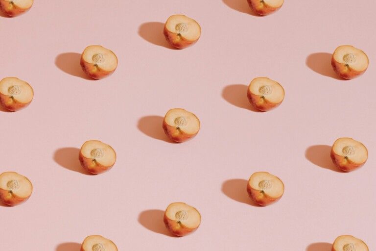 Персики на фоне “Peach Fuze”