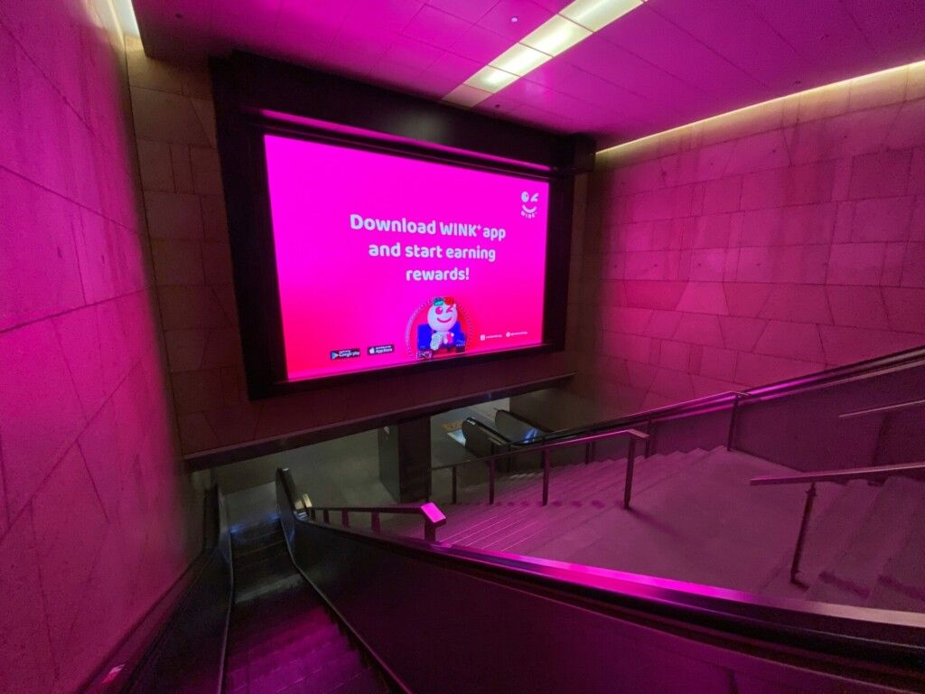розовая реклама в метро