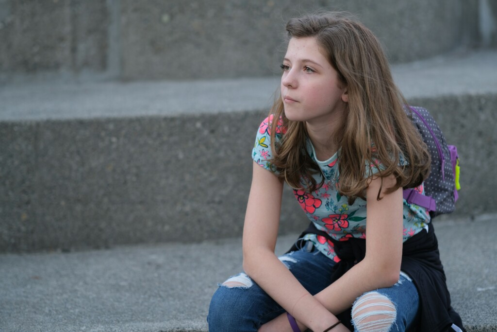 Девочка на лестнице